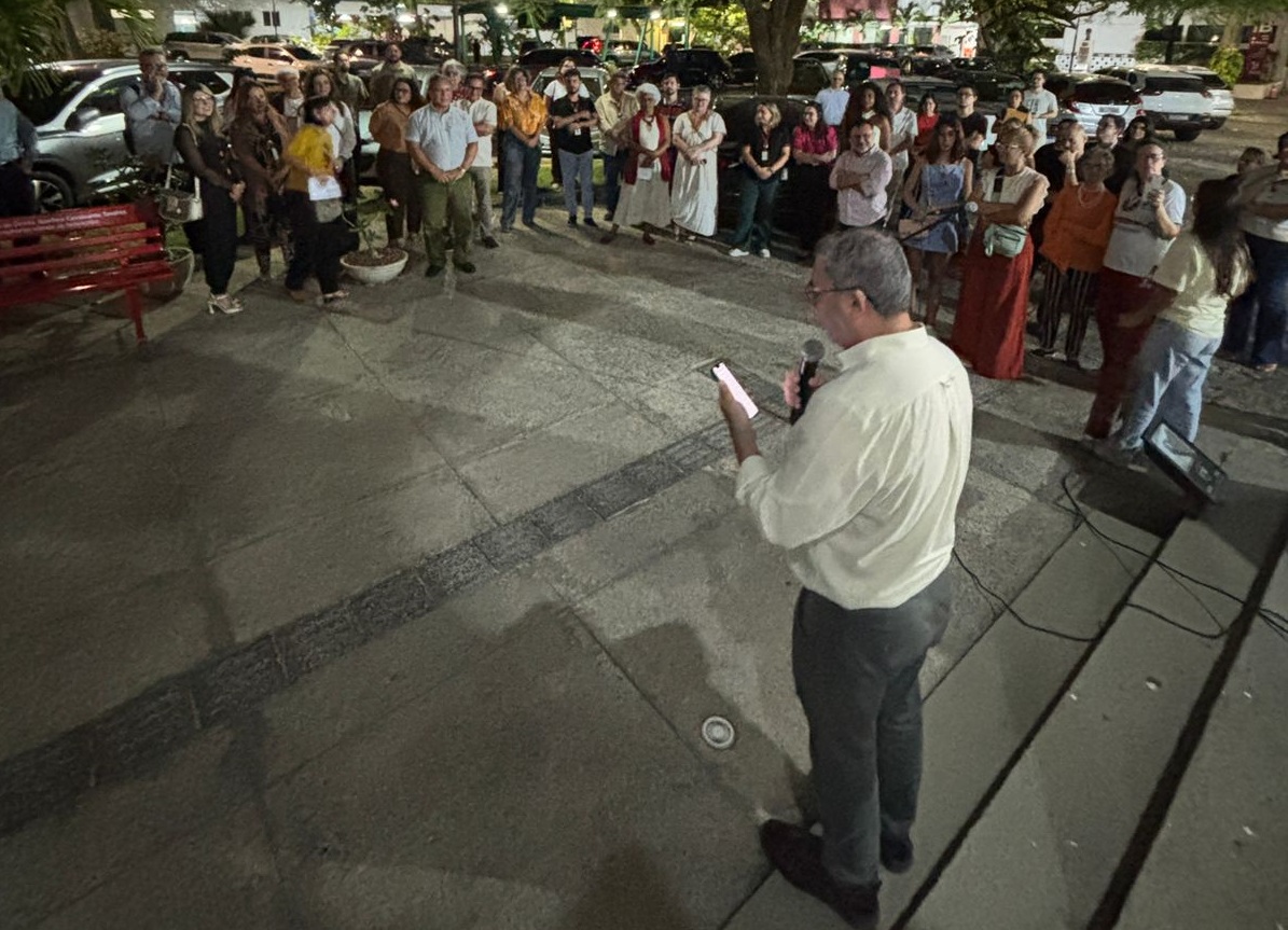 Ato na frente da Capela