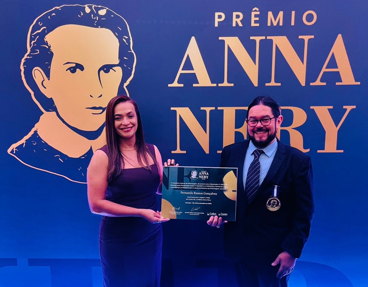 Professor ao lado da esposa  