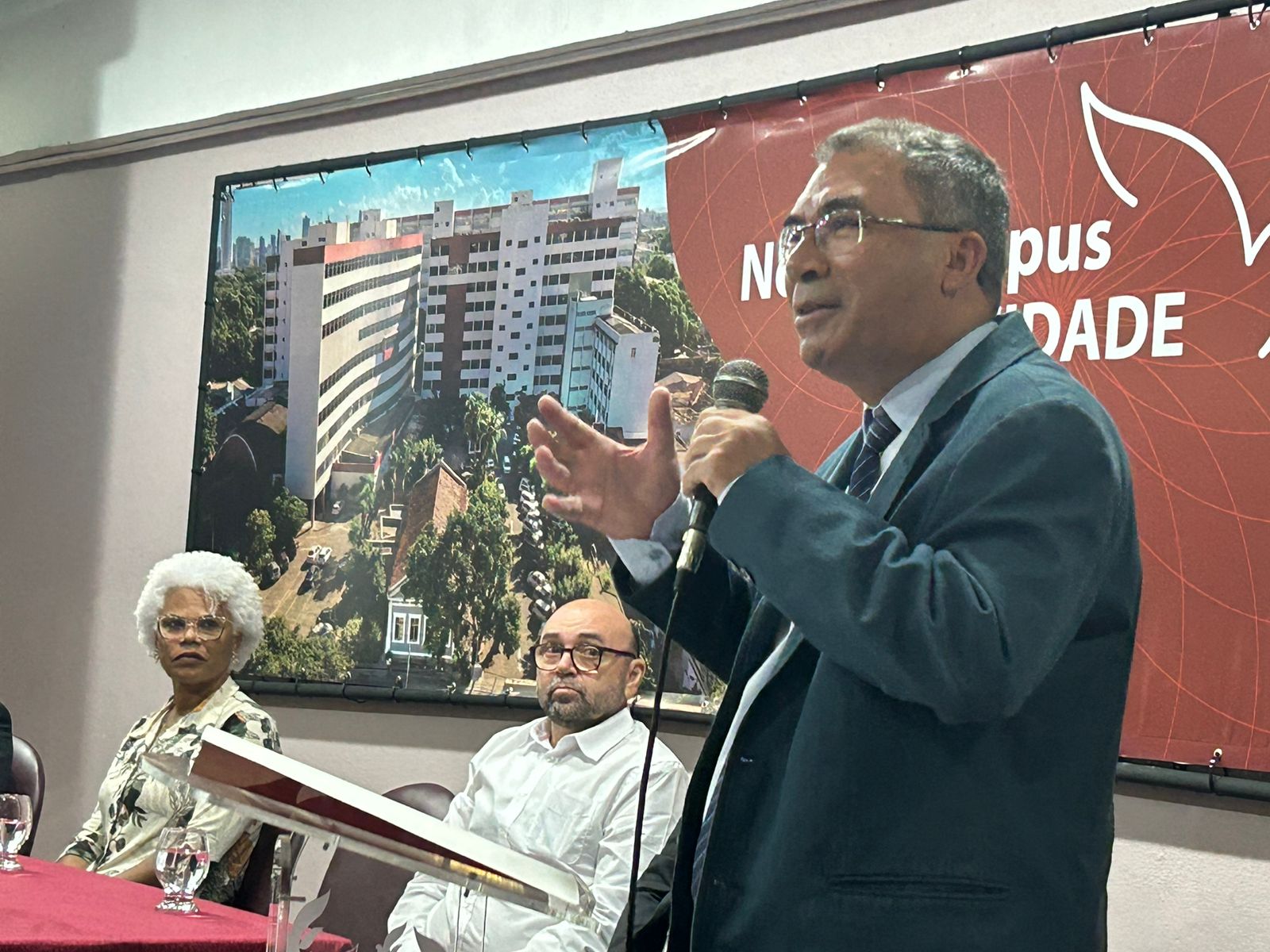 Padre Lúcio Flávio discursando no púpito