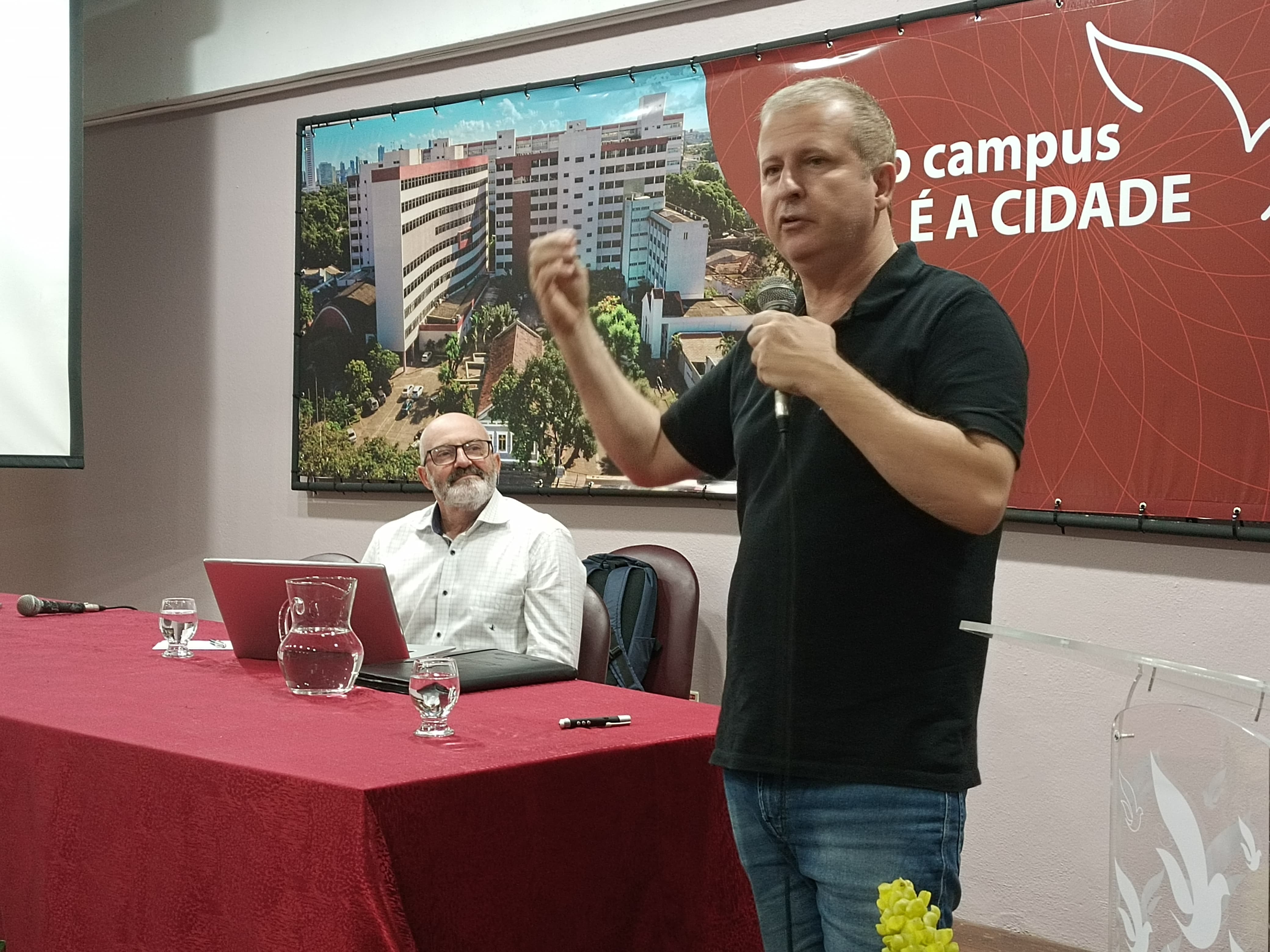 Pierre discursa com Carlos ao fundo