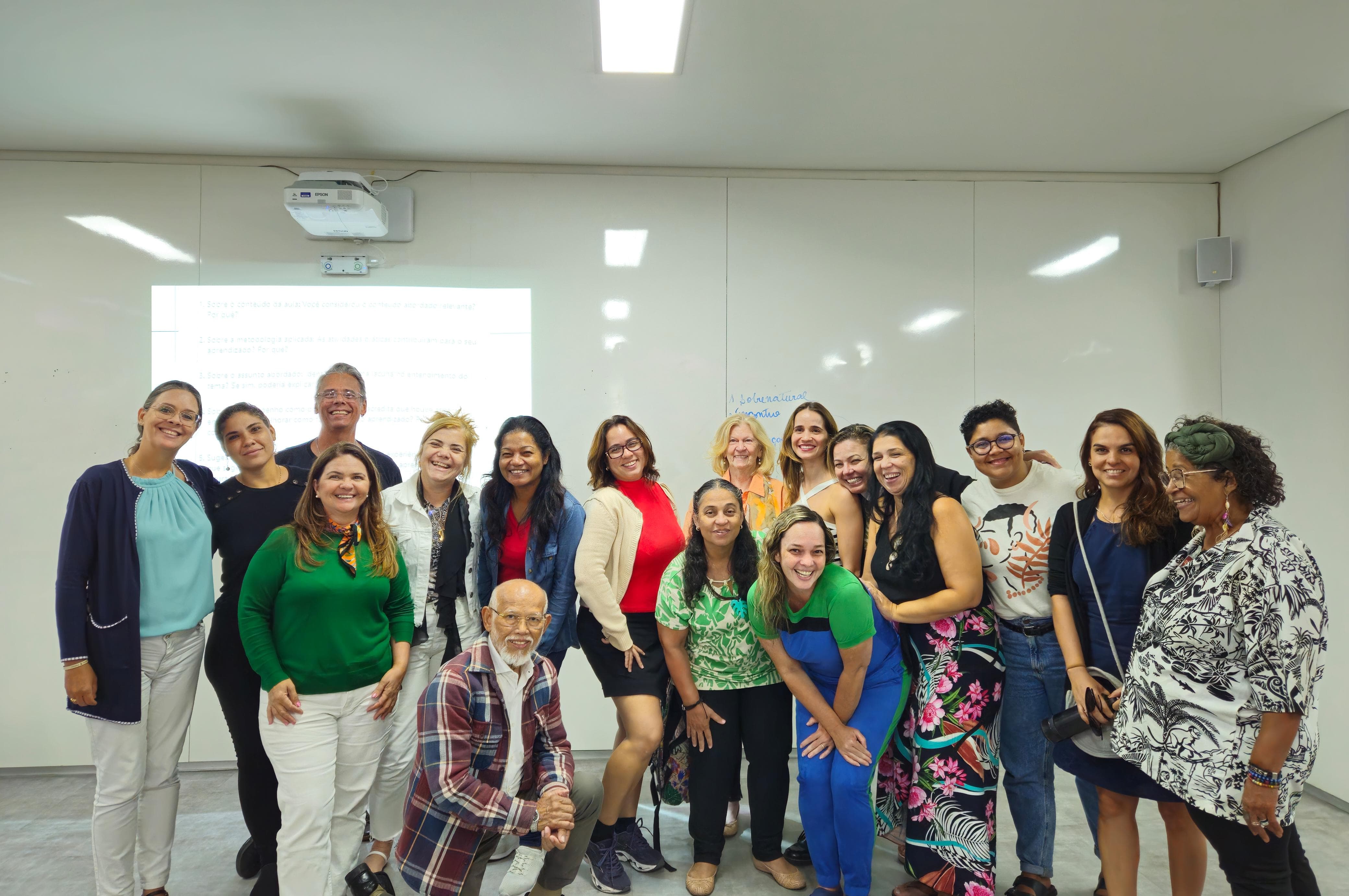 Grupo reunido Rosilei de blusa verde e calça branca