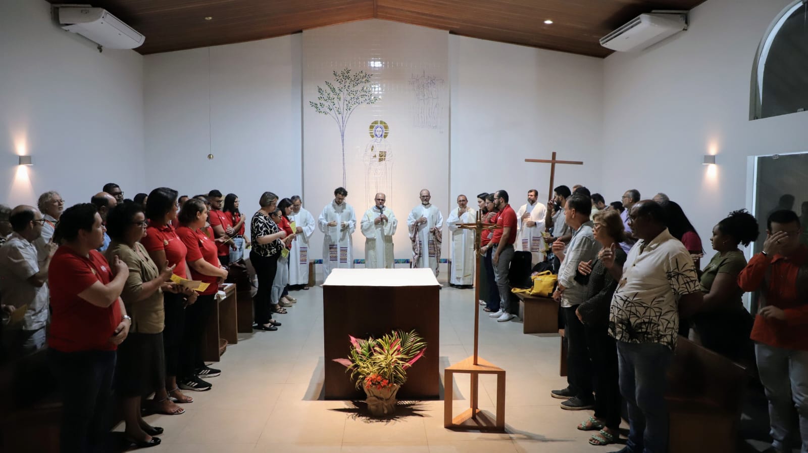 Assembléia reunida na capela