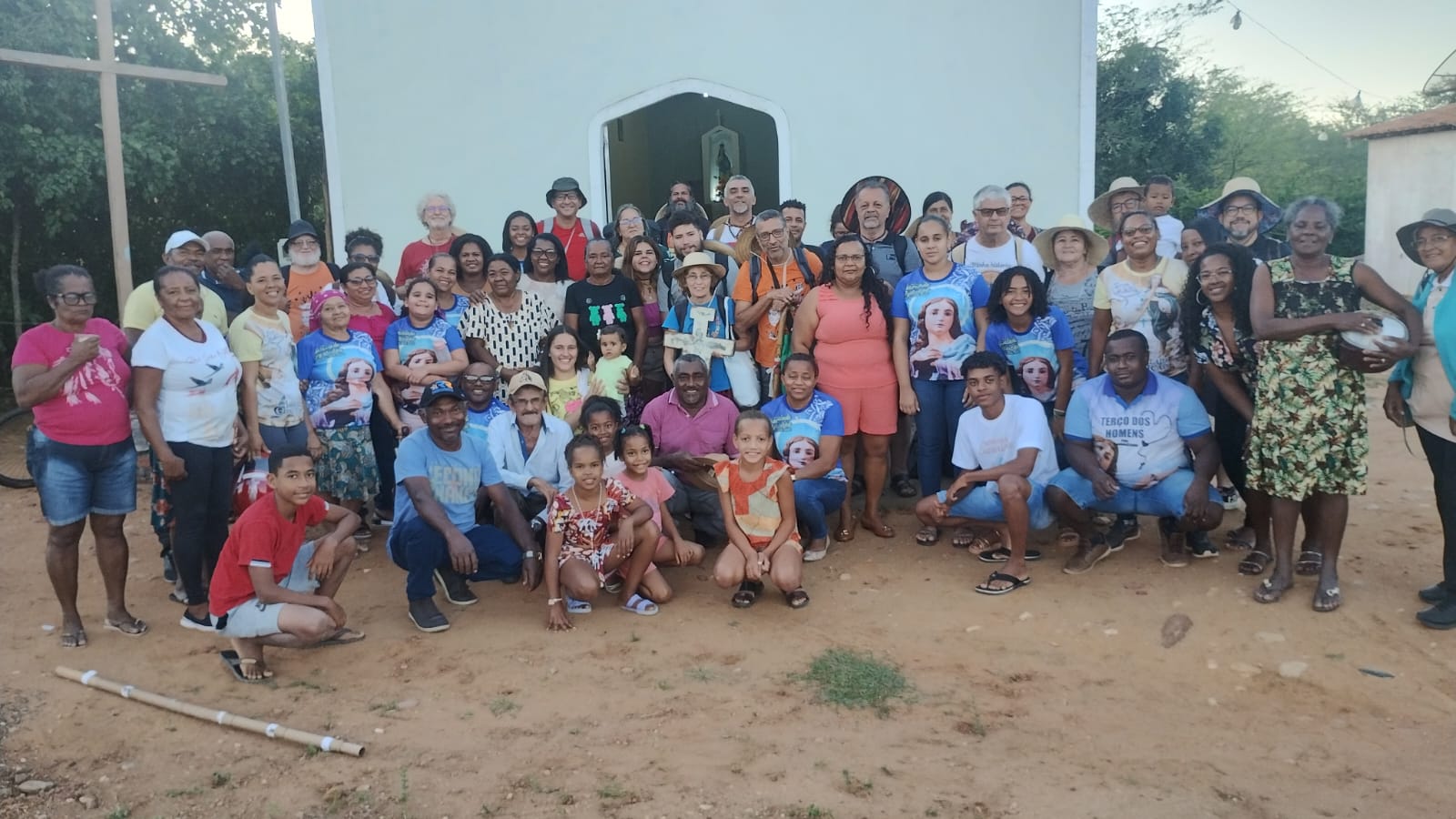 Grupo de pessoas na frente de uma Igreja