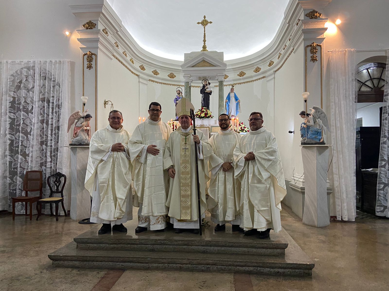 Arcebispos e padre na frente do altar