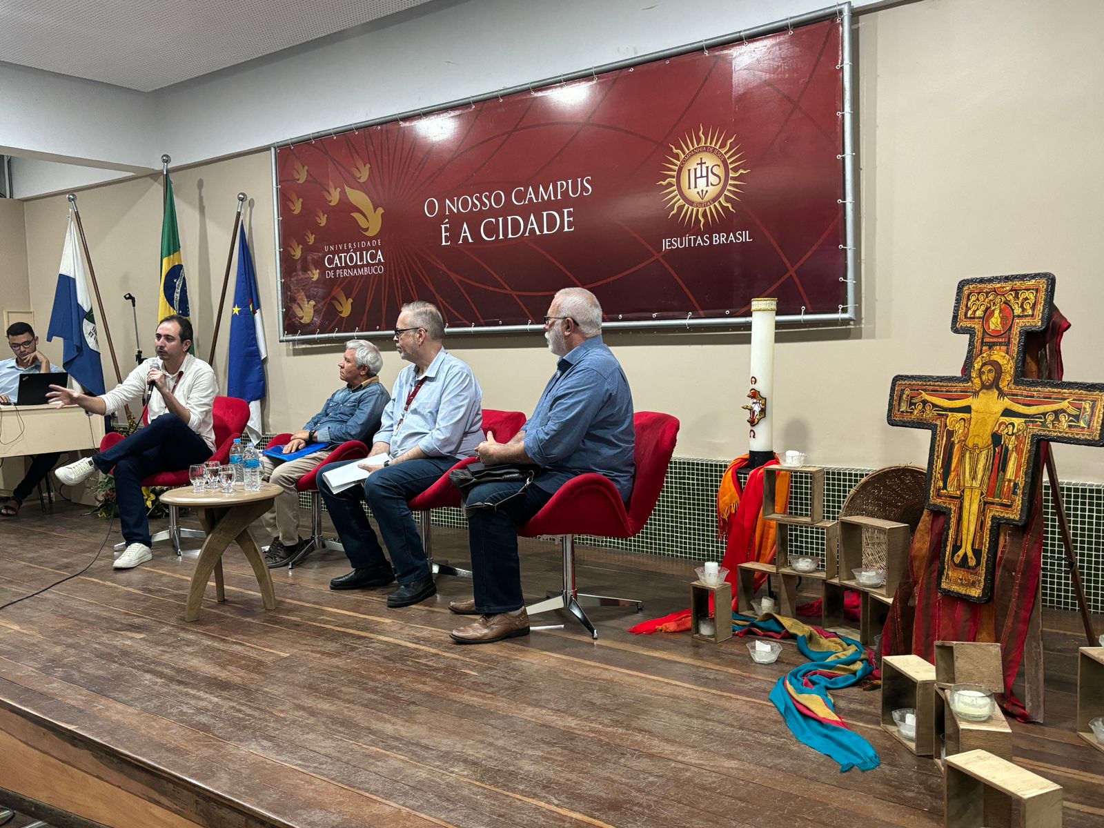 Conferencistas no palco