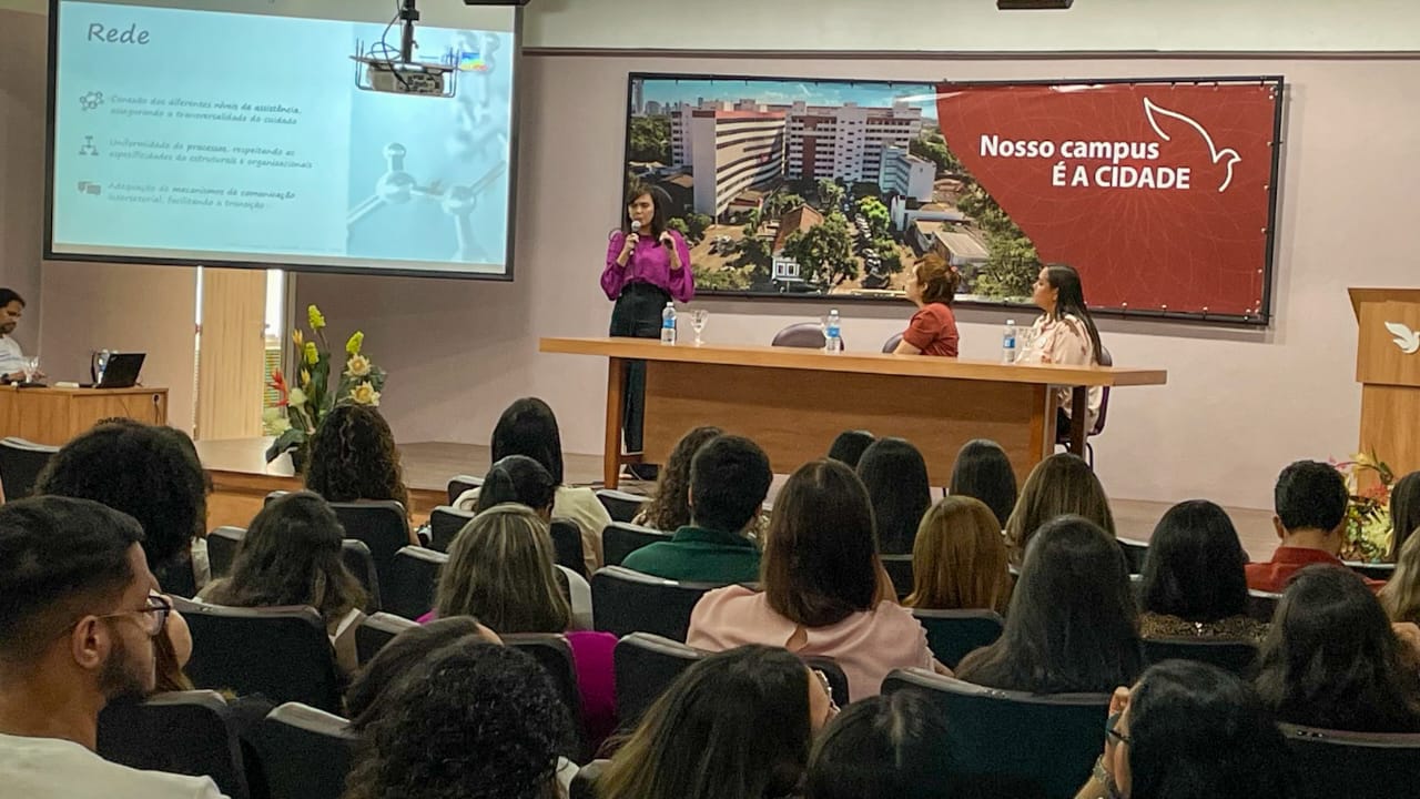 Foto do auditória e da mesa