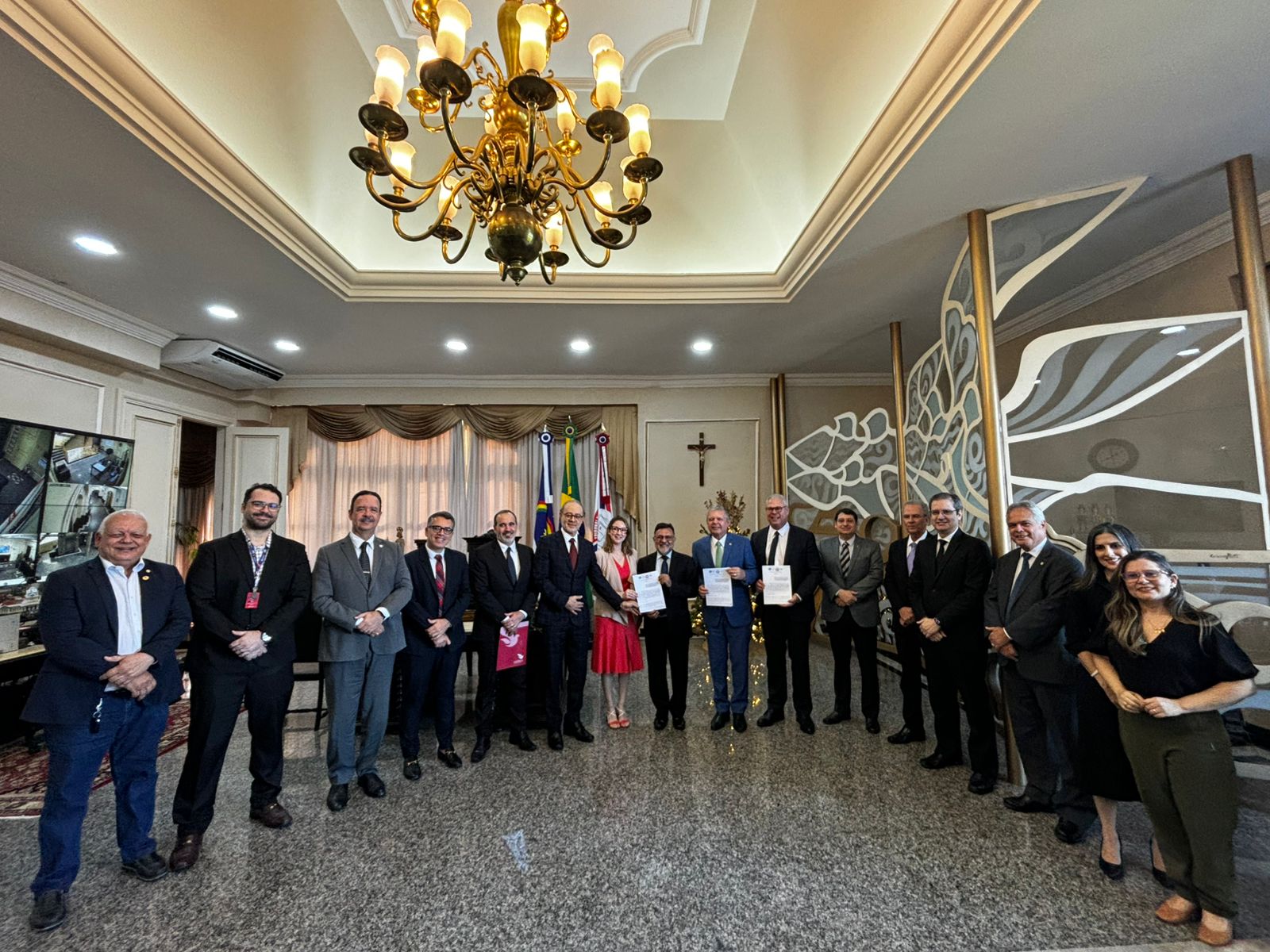 Grupo reunido no salão da presidência do TJPE