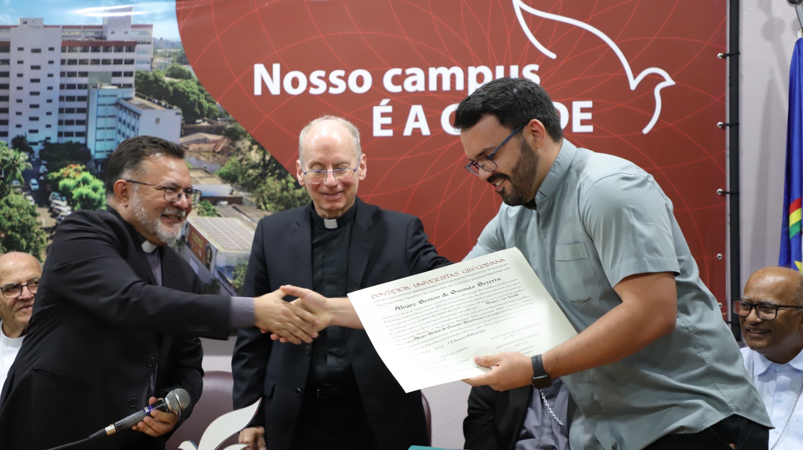 Padre Pedro, Padre Scott Brodeur e concluinte recebendo diploma