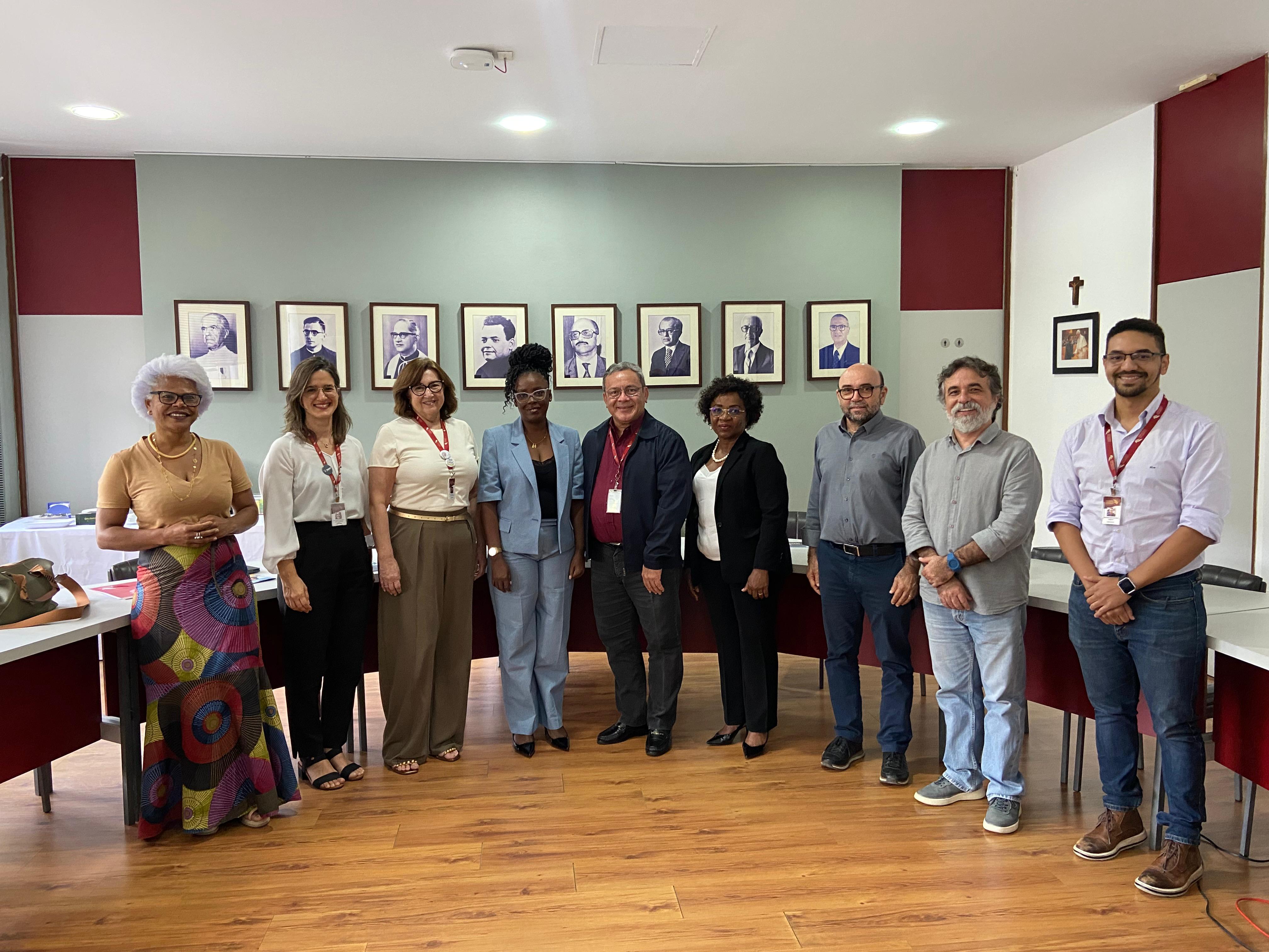 Grupo reunido no salão