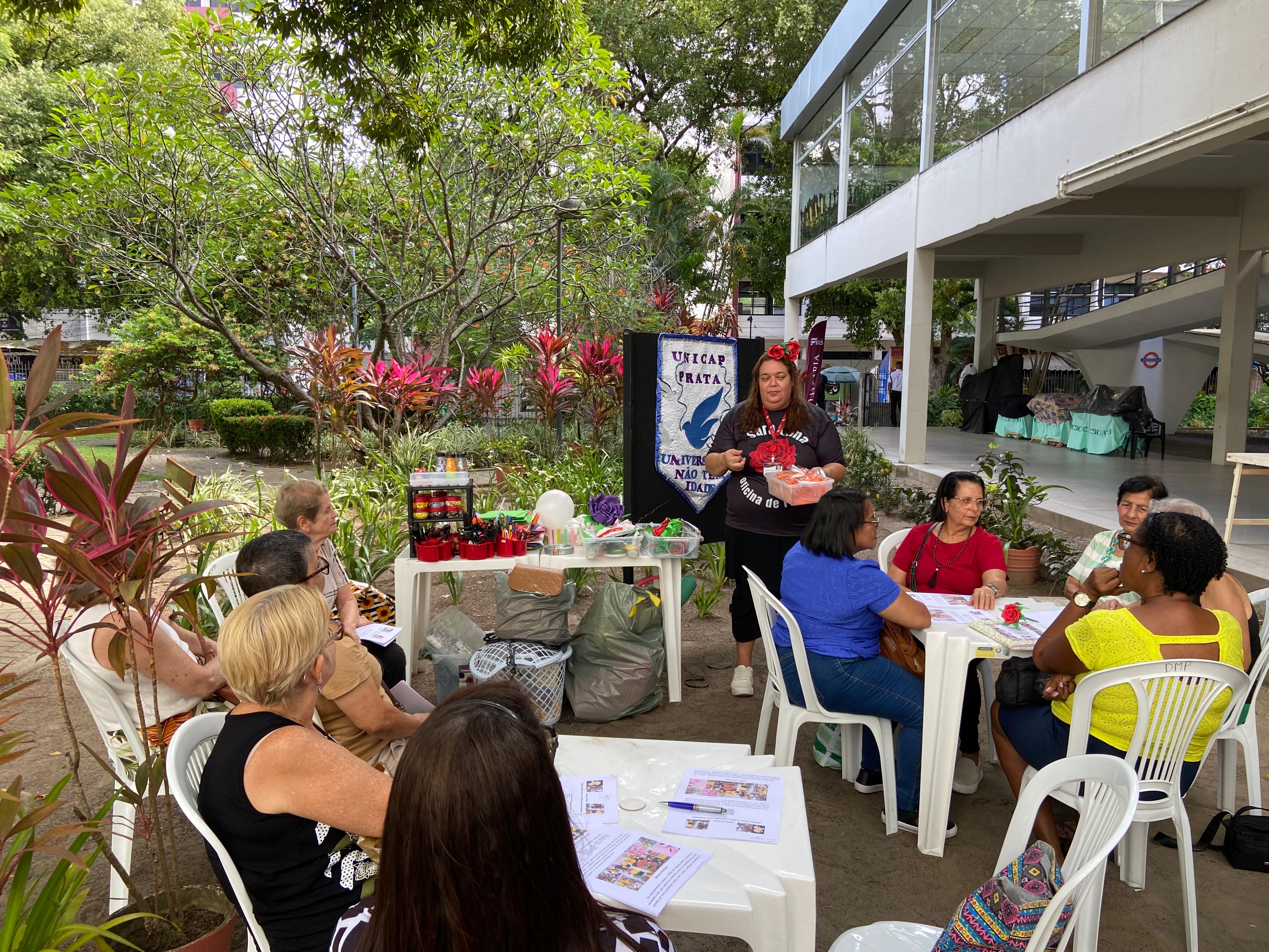 idosos no jardim
