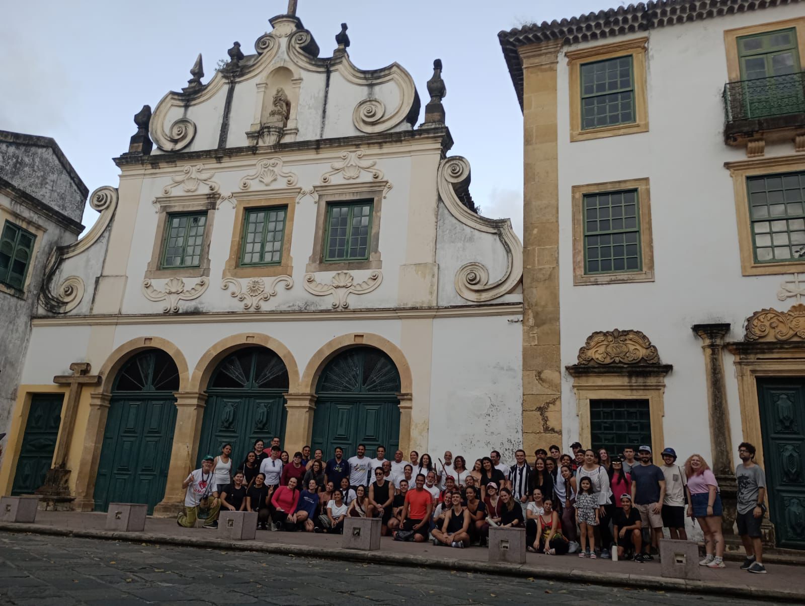 Grupo Amigos do Caminha na frente da Igreja de São Francisco em Olinda