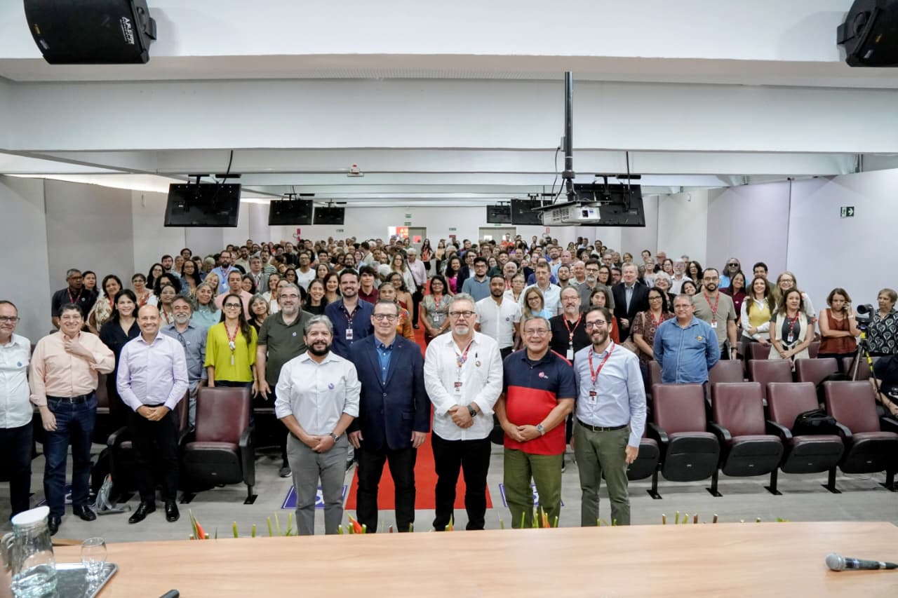 Foto do evento. Particpantes na fot oficial no final da jornada