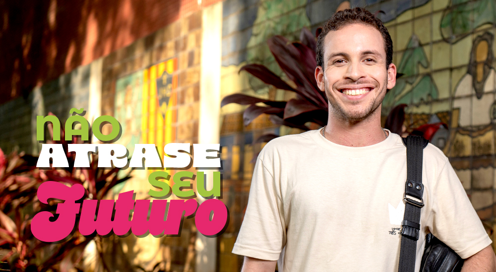 Jovem aluno sorridente ao lado de um lettering com o texto