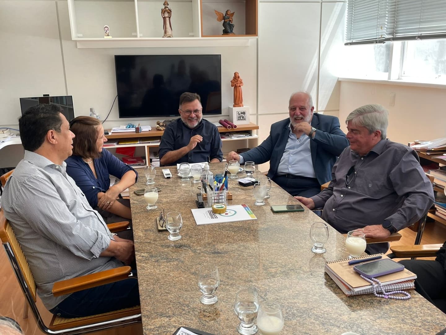 Professor Fernando Nogueira, Professora Andrea Camara, reitor e visitantes