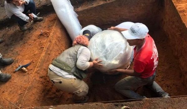 Escavação encontra urna funerária indígena de mil anos na Serra da Barriga