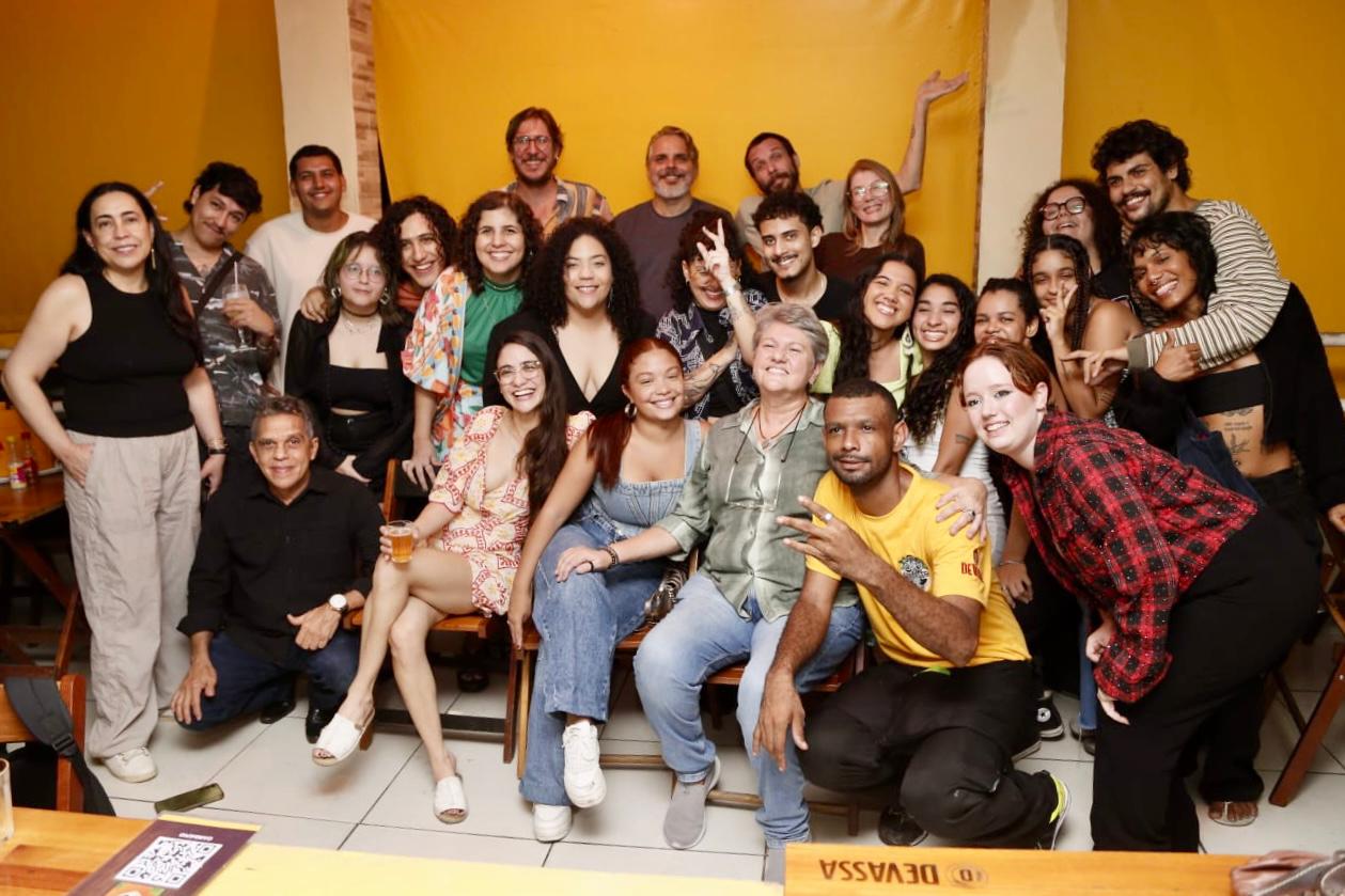 Docente e discente do curso de fotografia 
