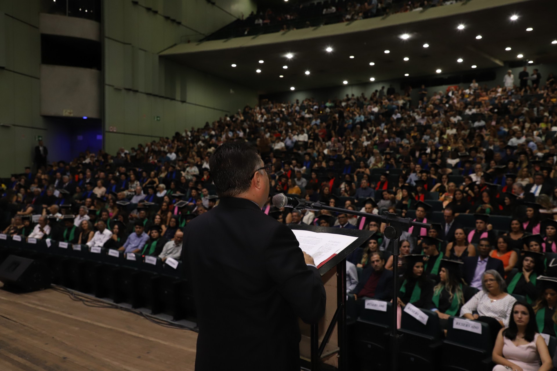 Alunos  participam da segunda noite da Colação de Grau da Unicap