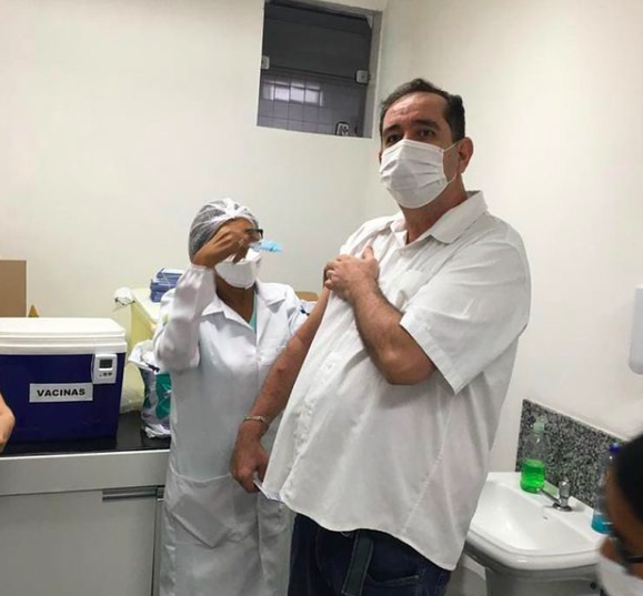 Professor da Unicap Alexandre Beltrão recebe a vacina