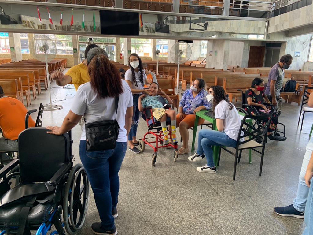 Ação cadeira de rodas curso de fisioterapia