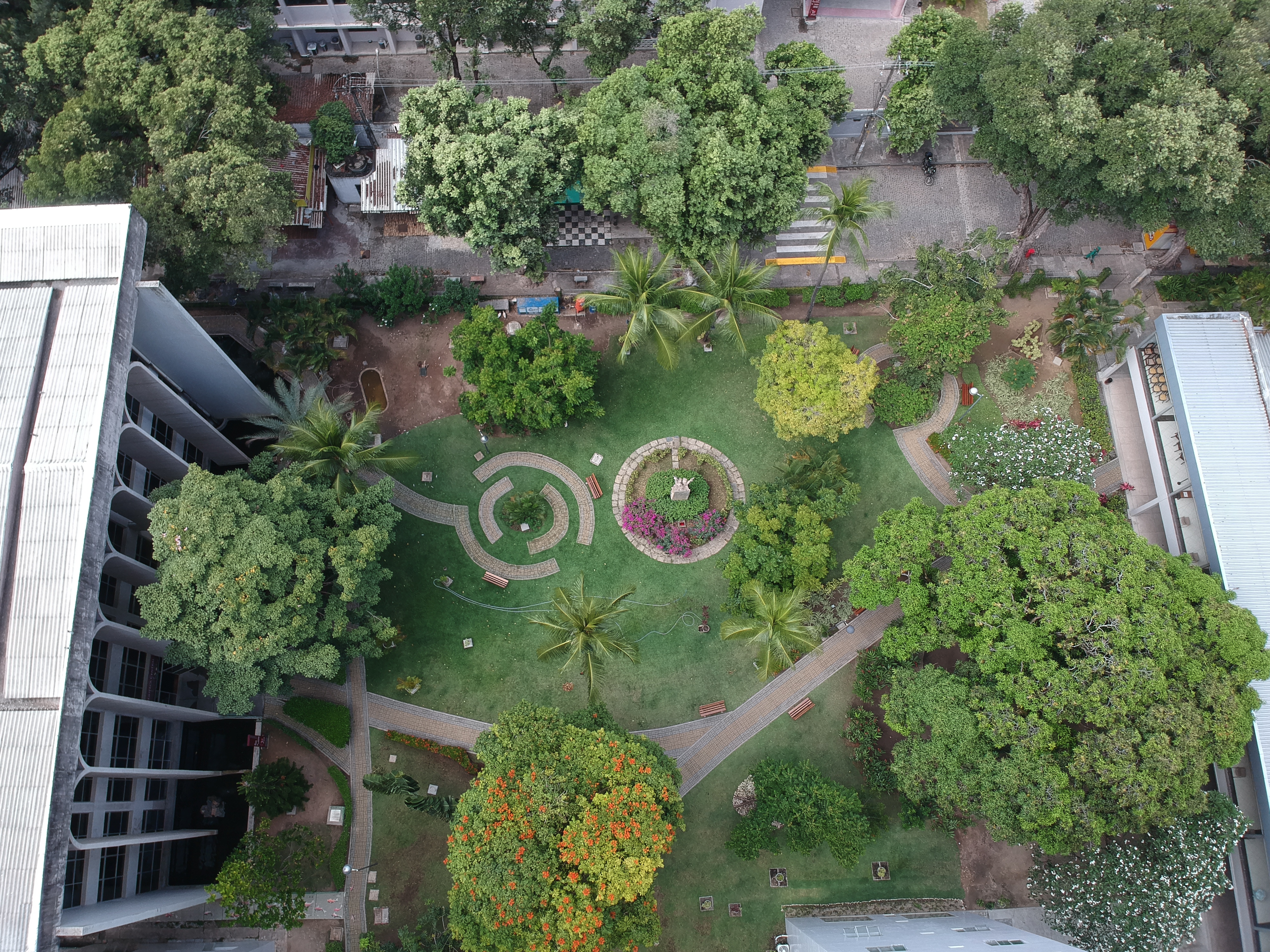 Imagem aérea do jardim da Unicap