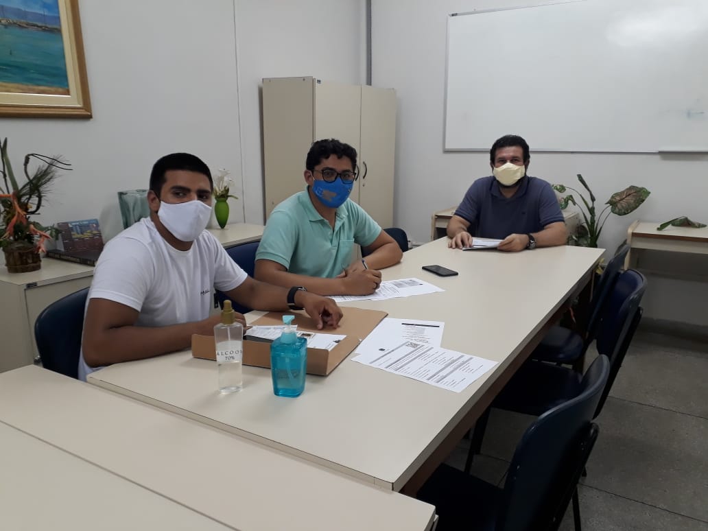 O seminarista argentino aparece de camisa branca ao lado de um colega e do coordenador do curso, Padre Marcos