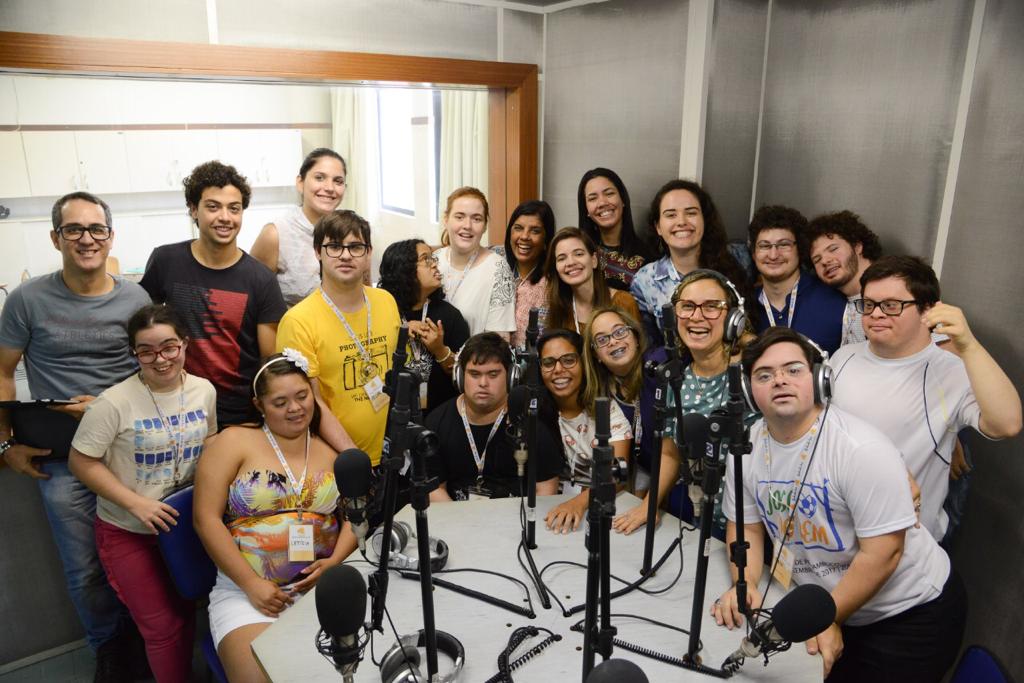 A equipe reunida no estúdio de rádio da Unicap
