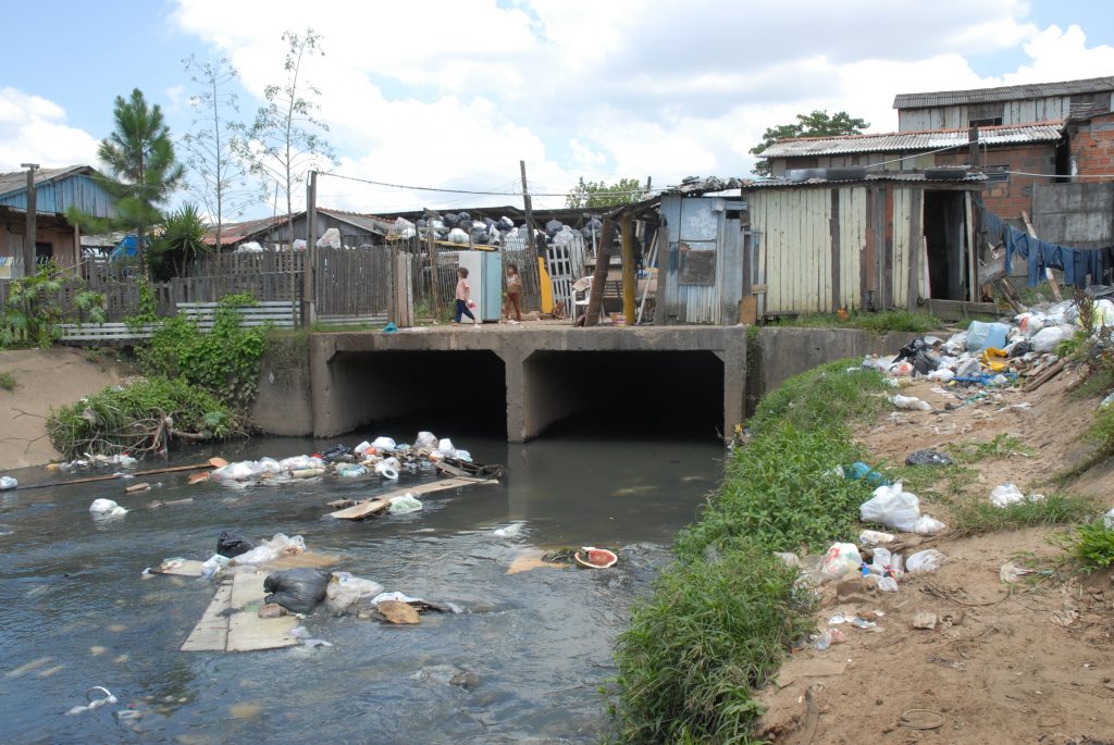 Ponte sobre canal em periferia de centro urbano