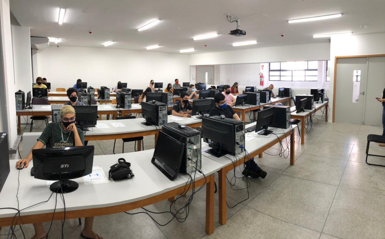 Sala dos laboratórios de informática