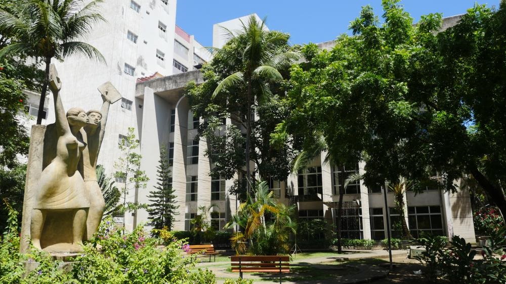 Estátua de casal de estudantes criada pelo artista Aberlardo da Hora