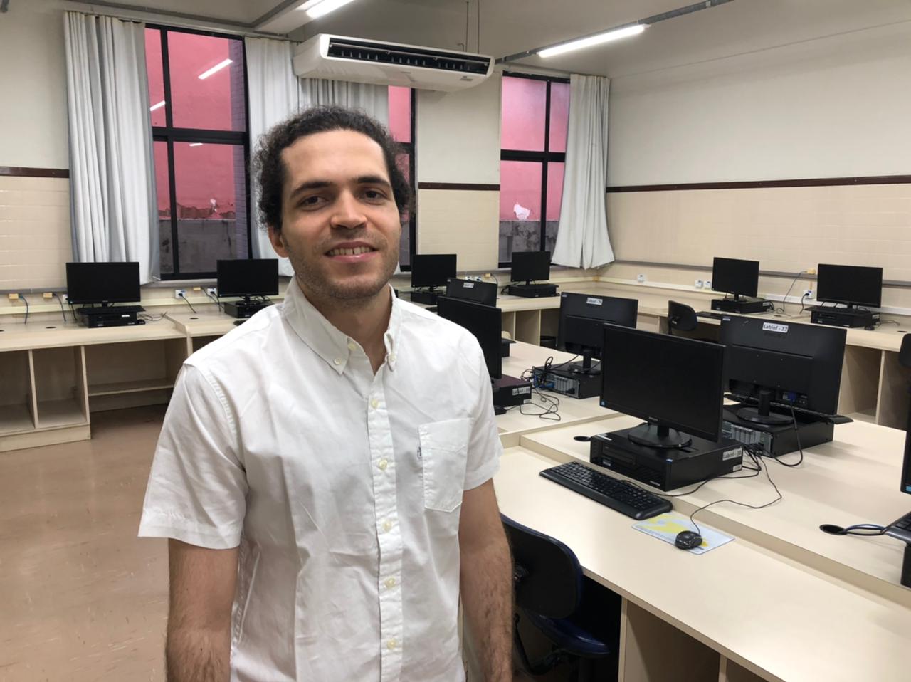 Concluinte de Engenharia Civil no Laboratório de Informática