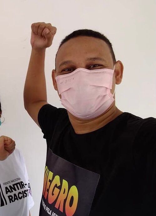 Selfie de Marcelo fazendo punho cerrado usando máscara