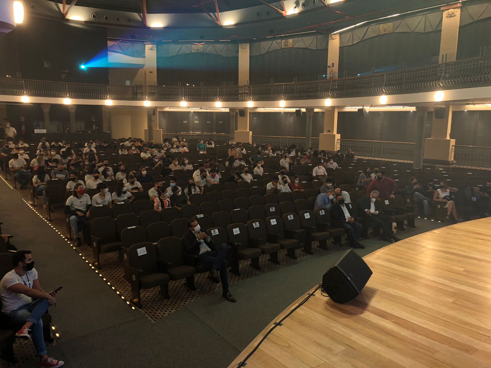 Imagem panorâmica da plateia do Cine Teatro do Parque