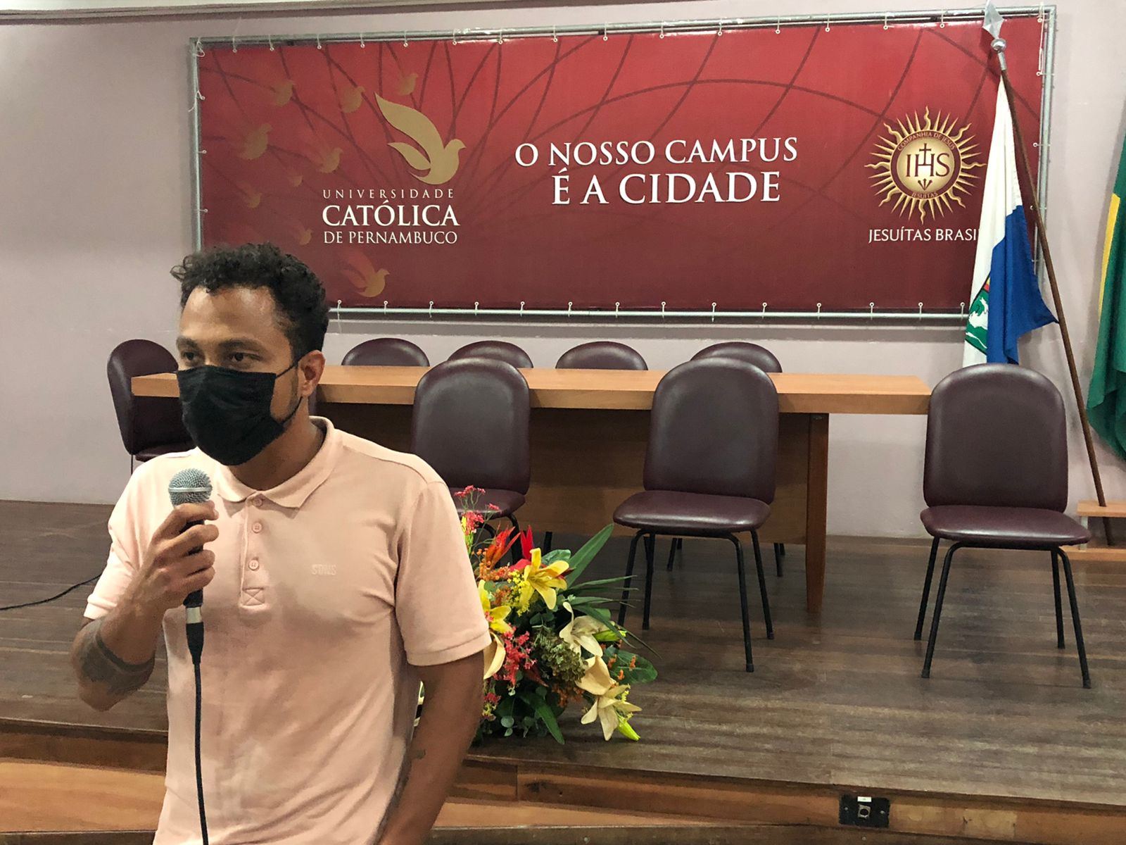 Ed na frente do auditório G2 segurando o microfone