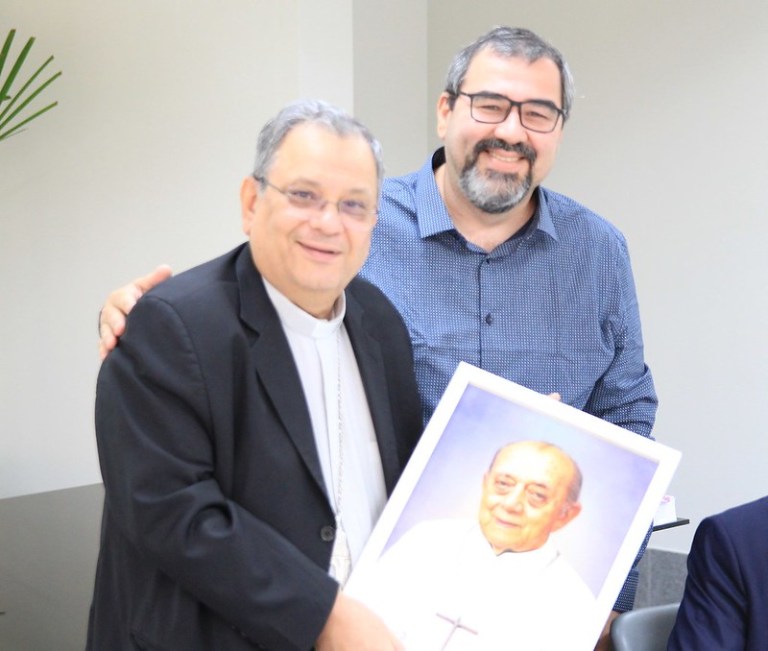 Foto com o Bispo de Carolina (MA), dom Francisco Lima Soares e o professor Manoel Moraes