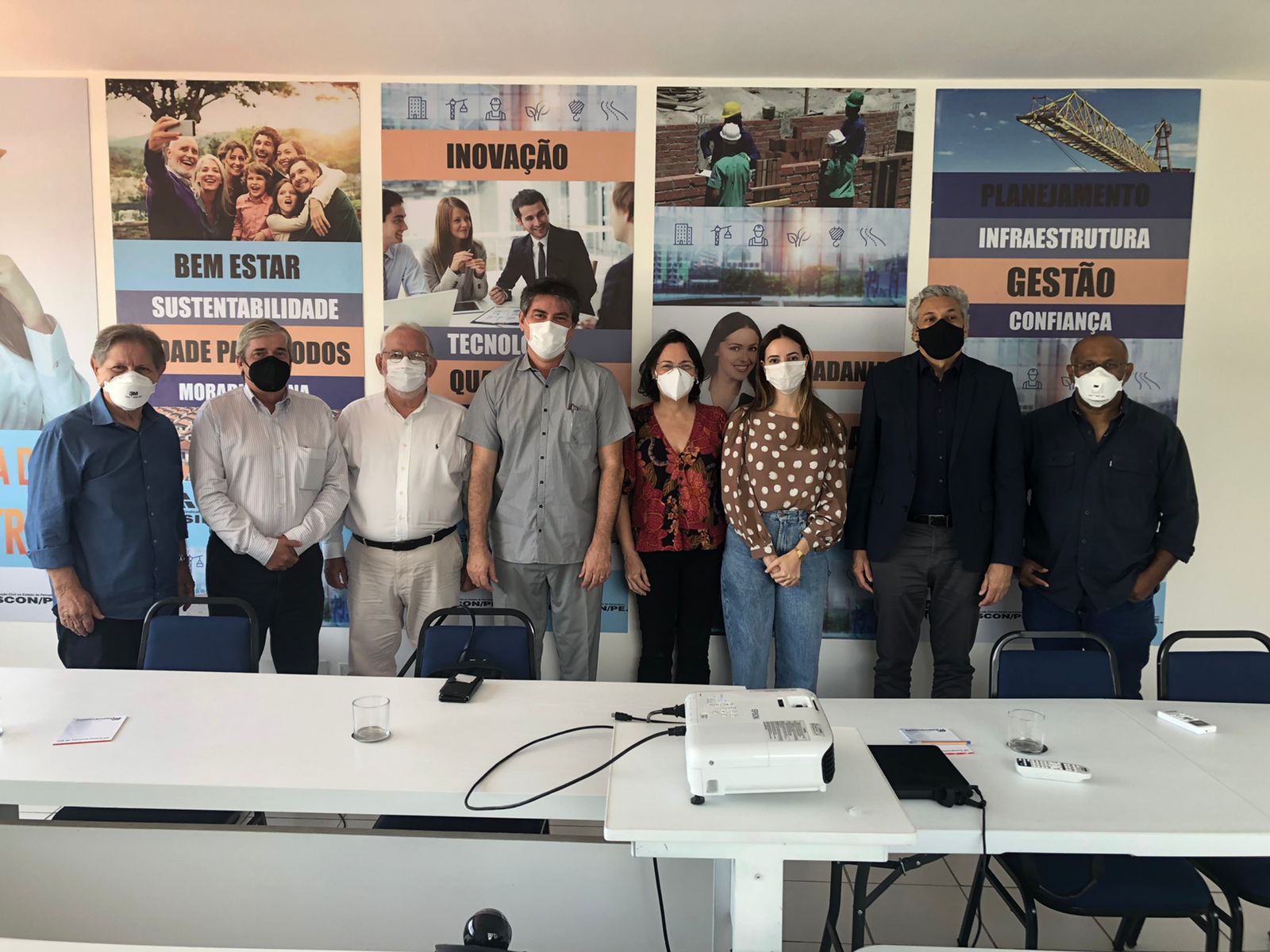 Grupo em sala de reunião