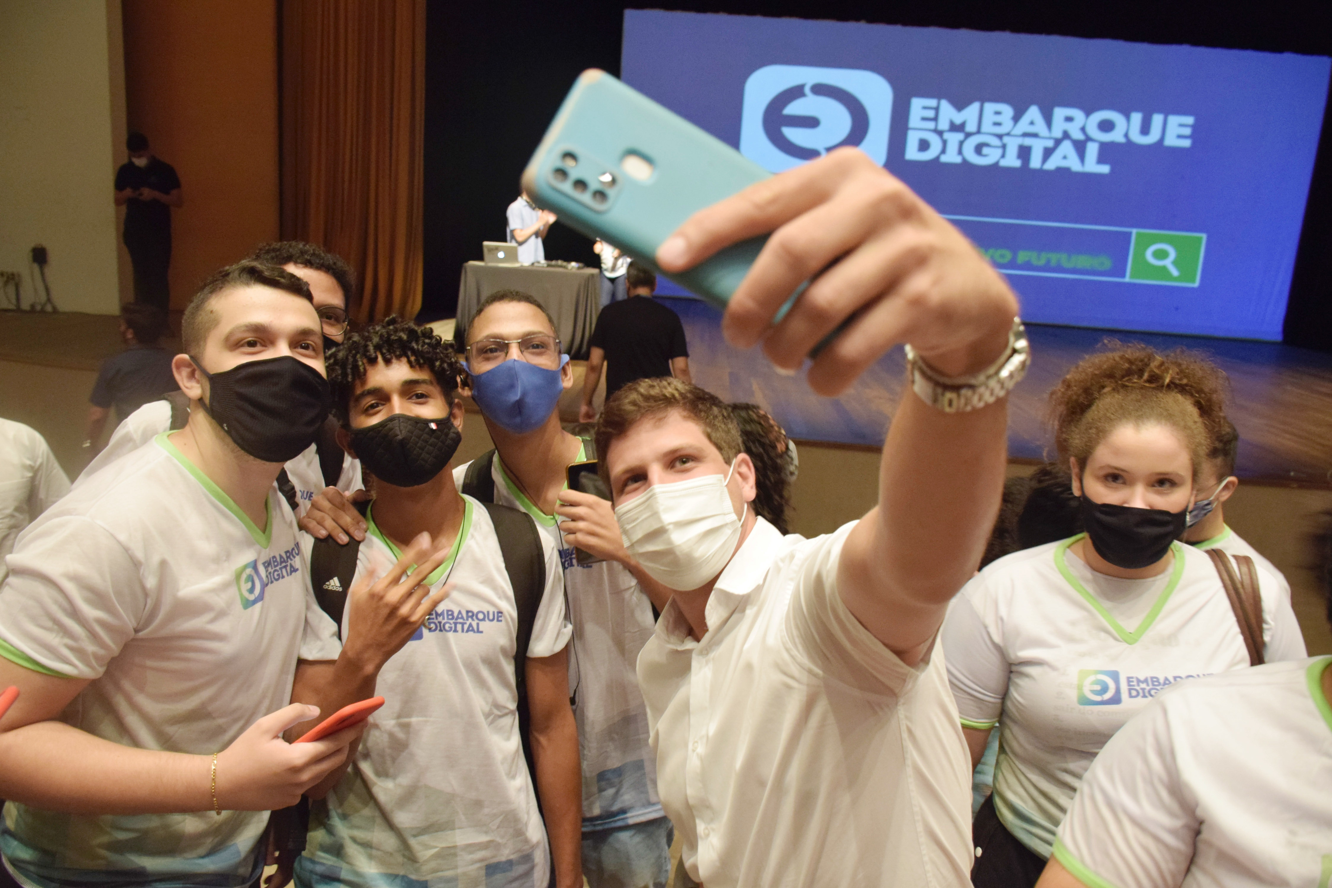 Prefeito João Campos na Aula Magna do Embarque Digital com estudantes