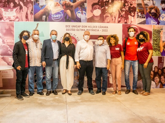 Estudantes e professores reunidos no salão principal do DCE