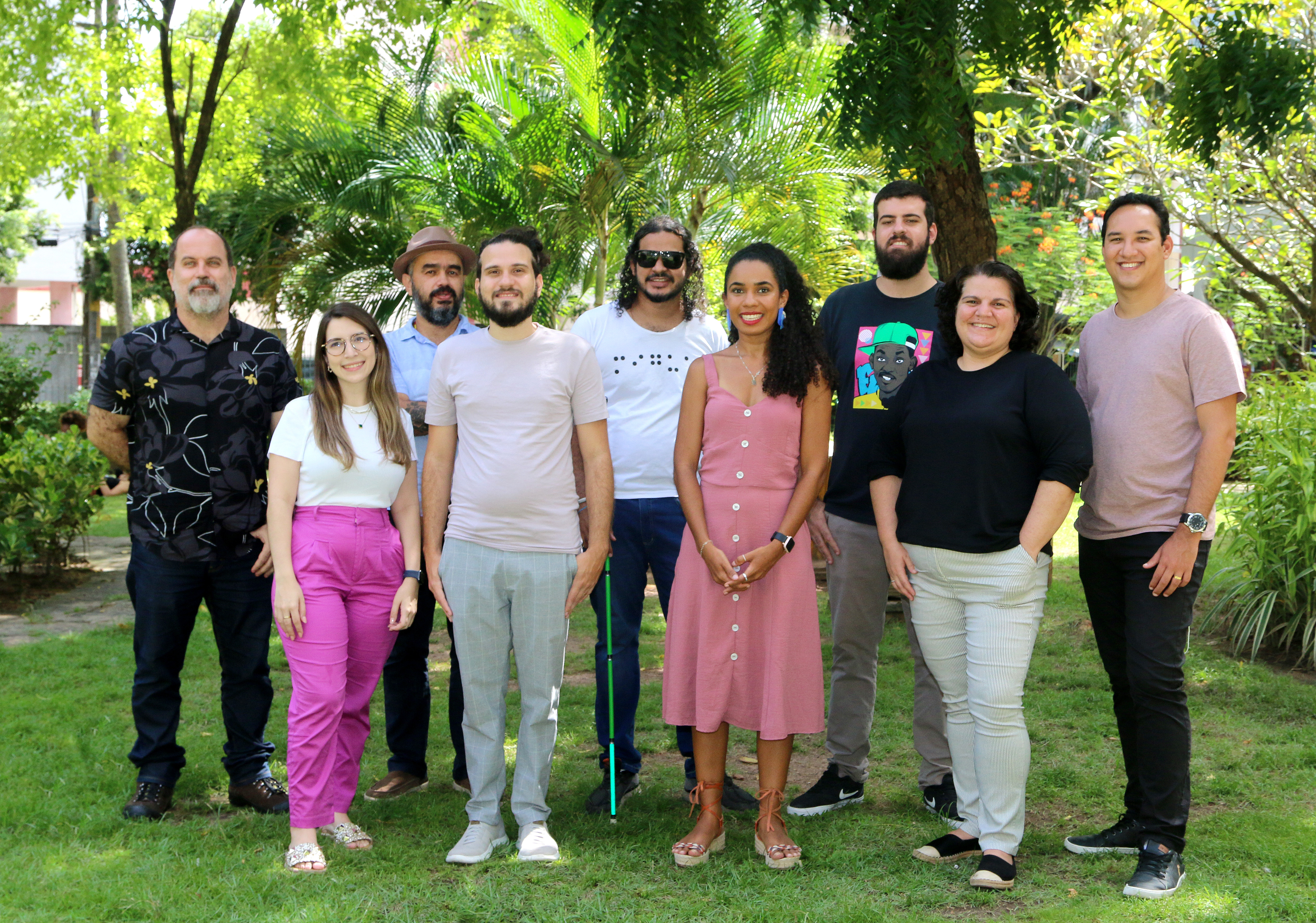 Foto da equipe nos jardins da Unicap