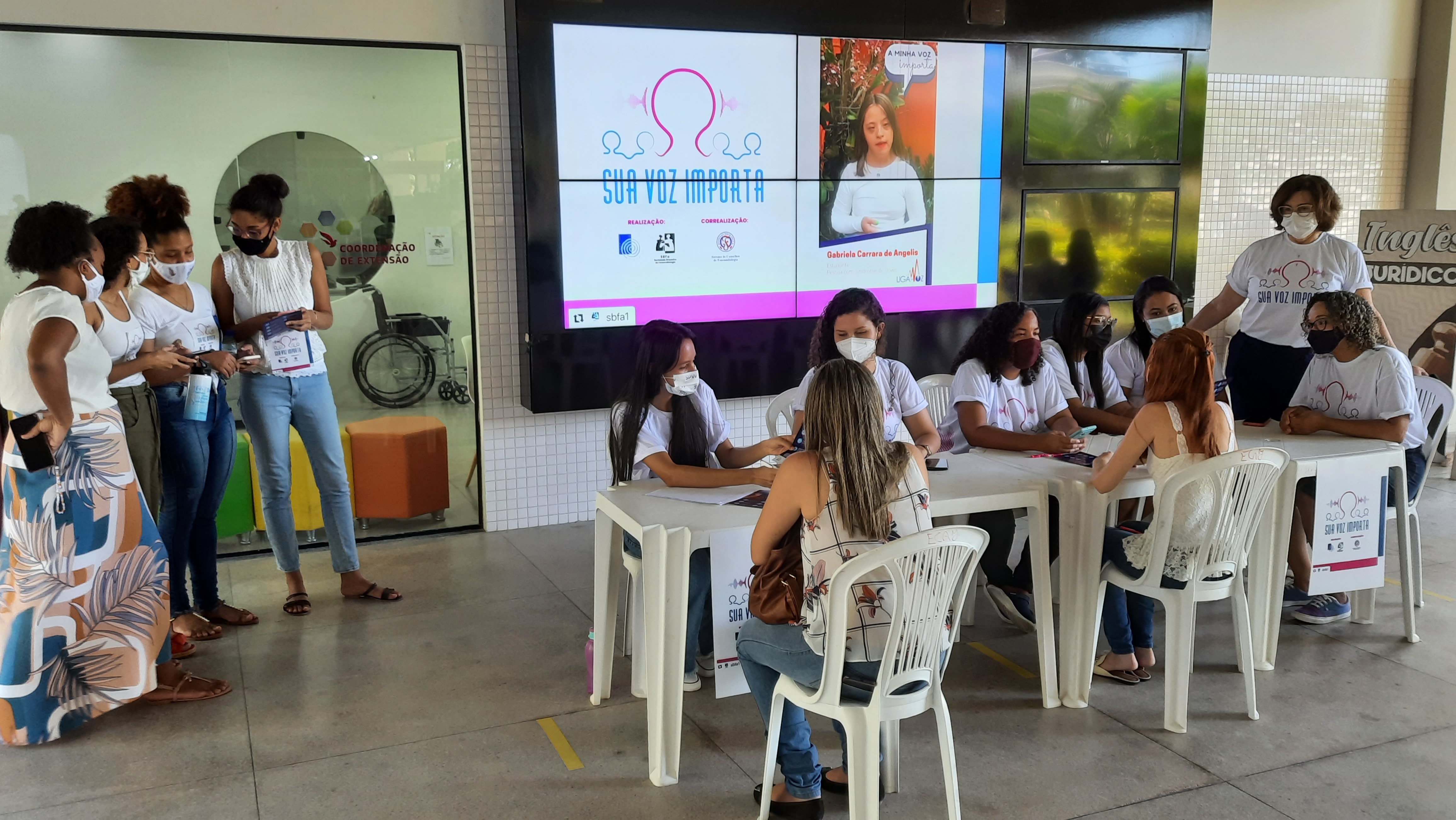 Alunos supervisionados pela coordenadora realizam atendimento ao público