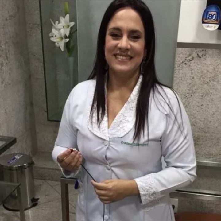 Professora Cristiane com aparelho coclear