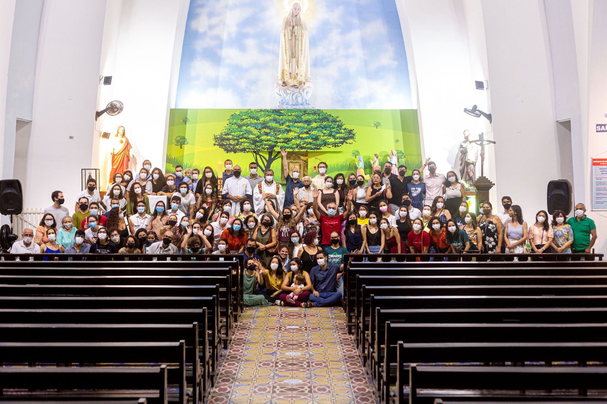 Grupo reunido no altar do Santuário