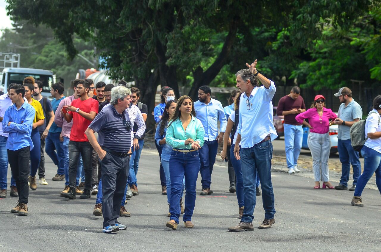 Grupo caminhando pelo canteiro de obras