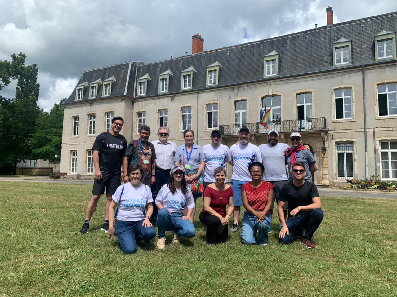 Grupo reunido na frente da Universidade