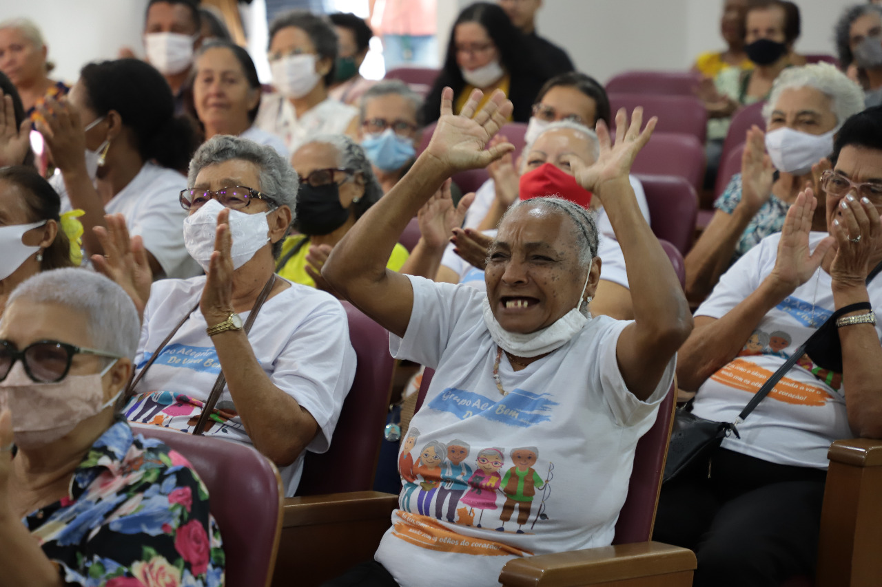 Grupo de idosos no auditório