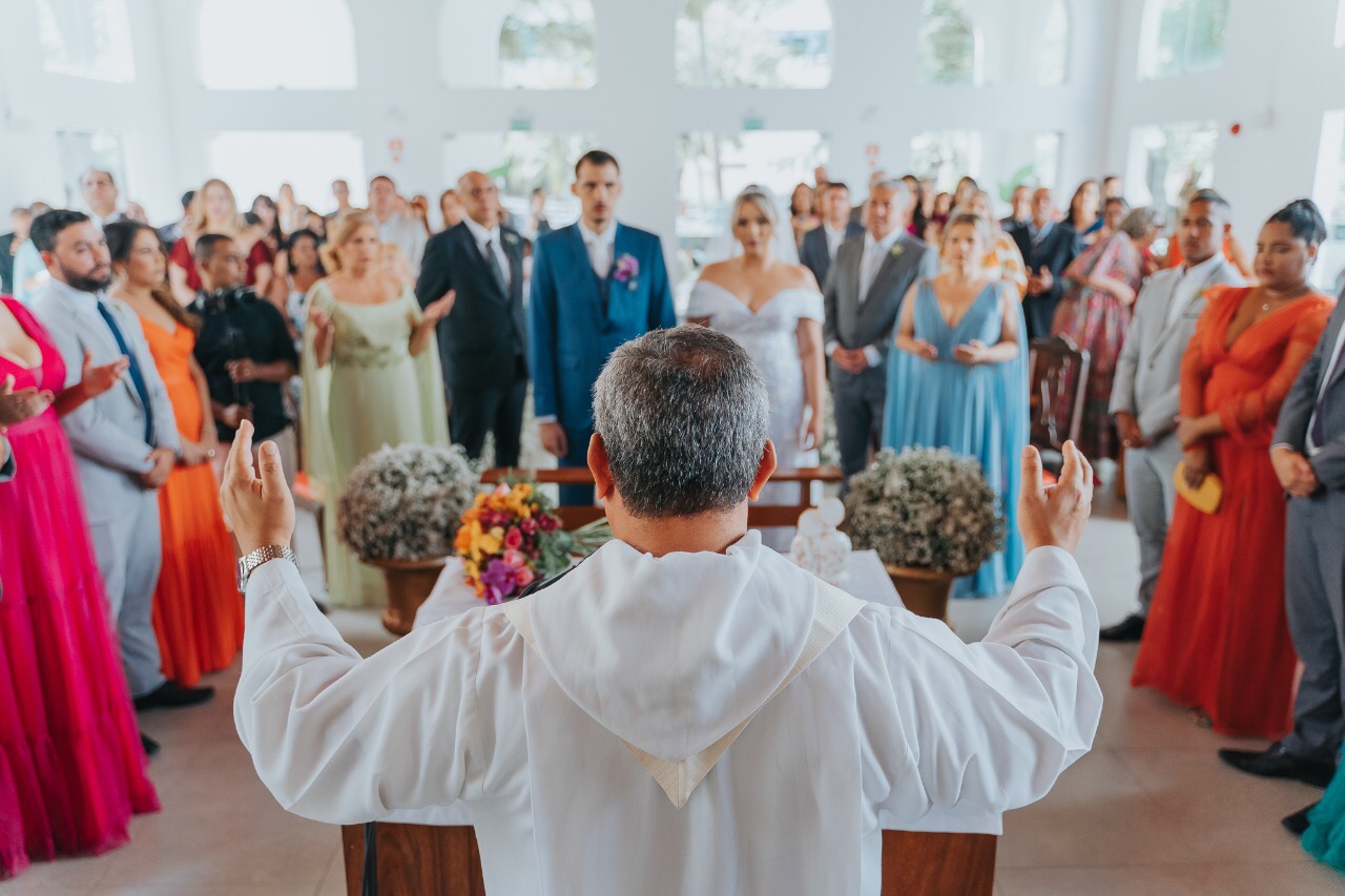 Ex-alunos da Unicap celebram casamento na capela da universidade 