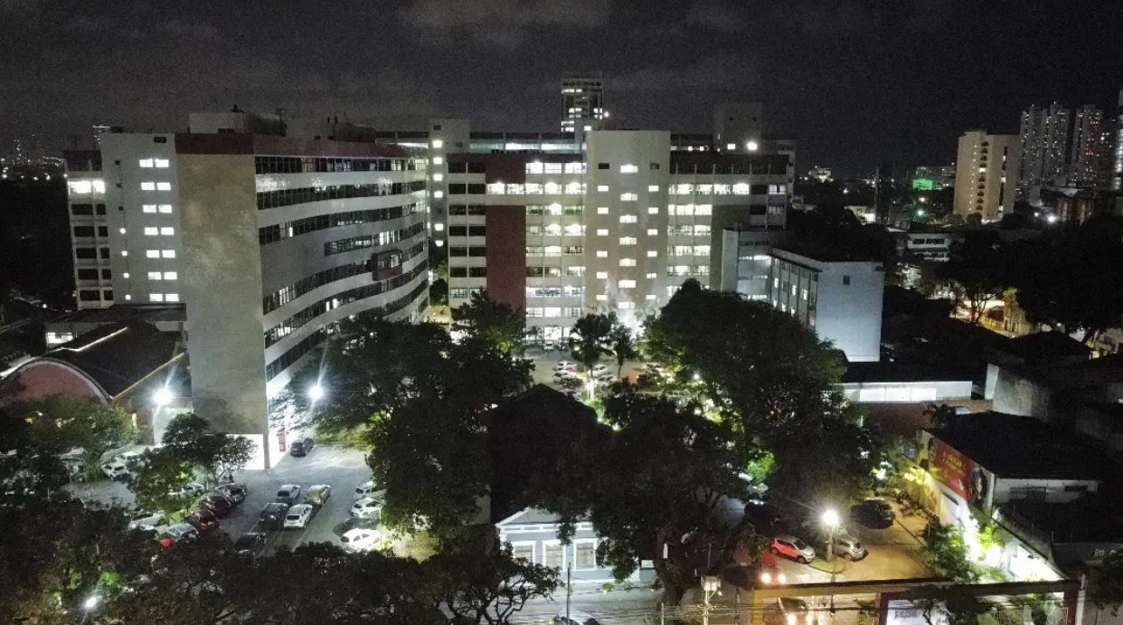 Universidade Católica de Pernambuco visão noturna