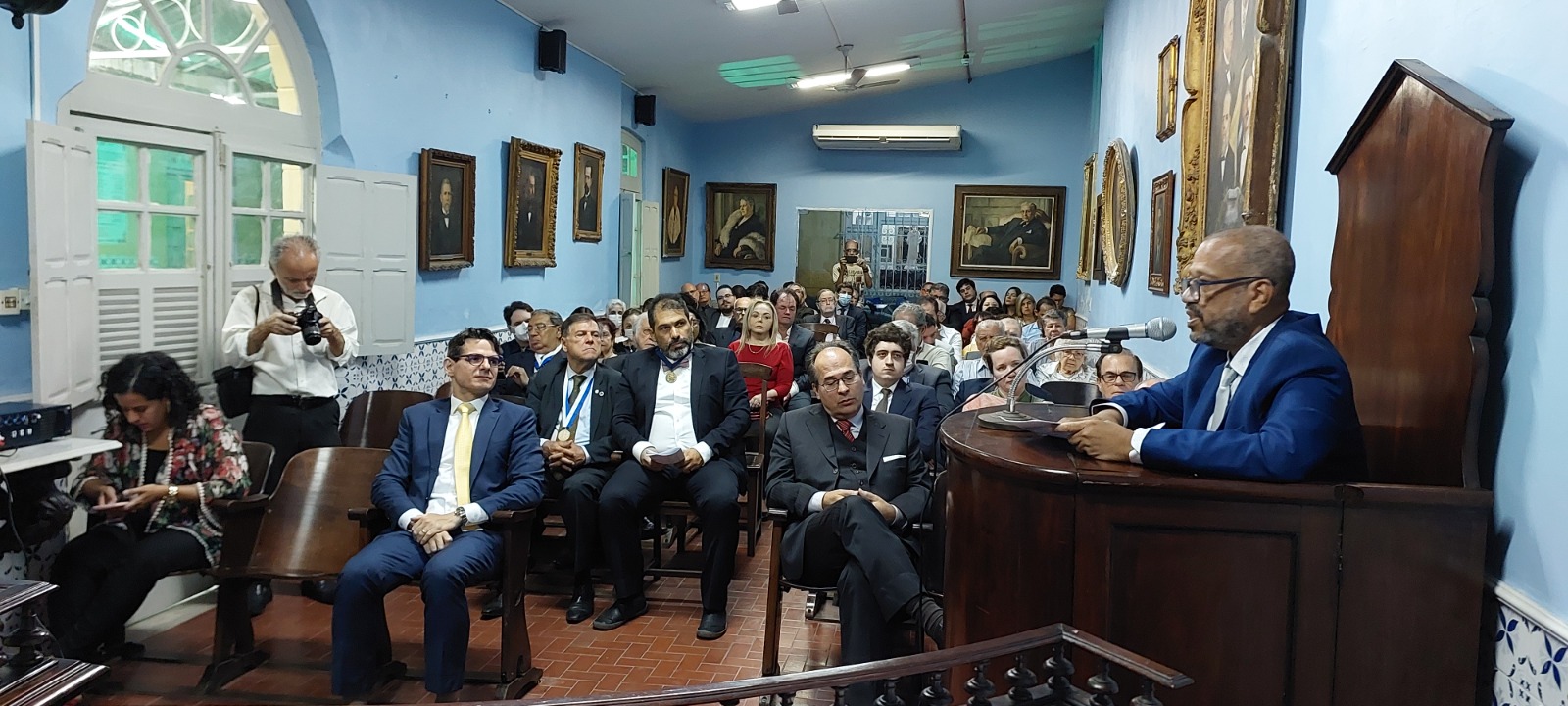 Professor Flávio durante a palestra, no púlpito do IAHGP