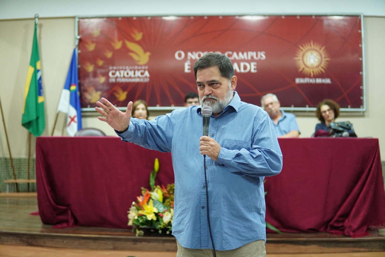 Junot na frente do auditório