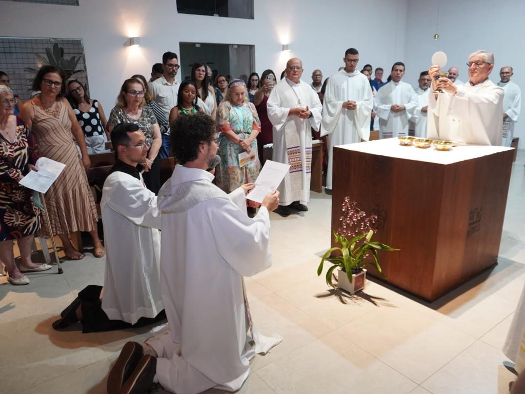 Pe. Creomenes professando os últmos votos