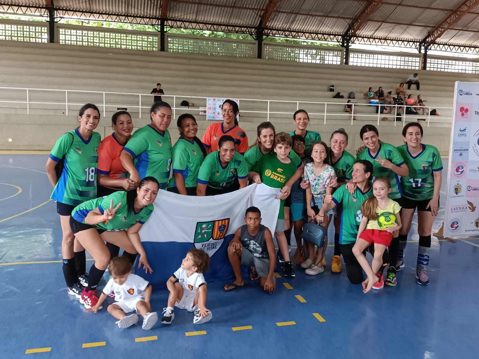 Cola ajuda jogadores da seleção brasileira de handebol dando mais aderência  à bola - Mais Esportes - Superesportes